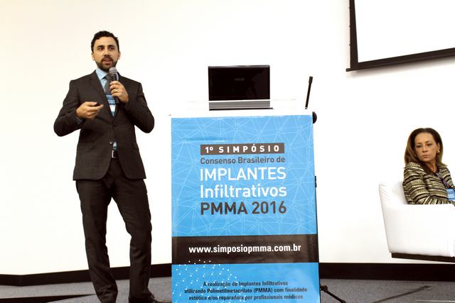 dr roberto chacur durante apresentação de slides no simpósio sobre pmma em porto alegre 