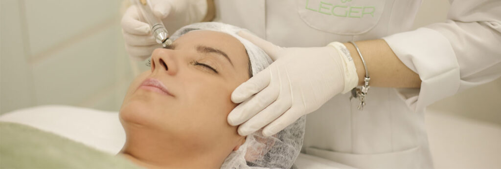 mulher deitada fazendo peeling de diamante na testa