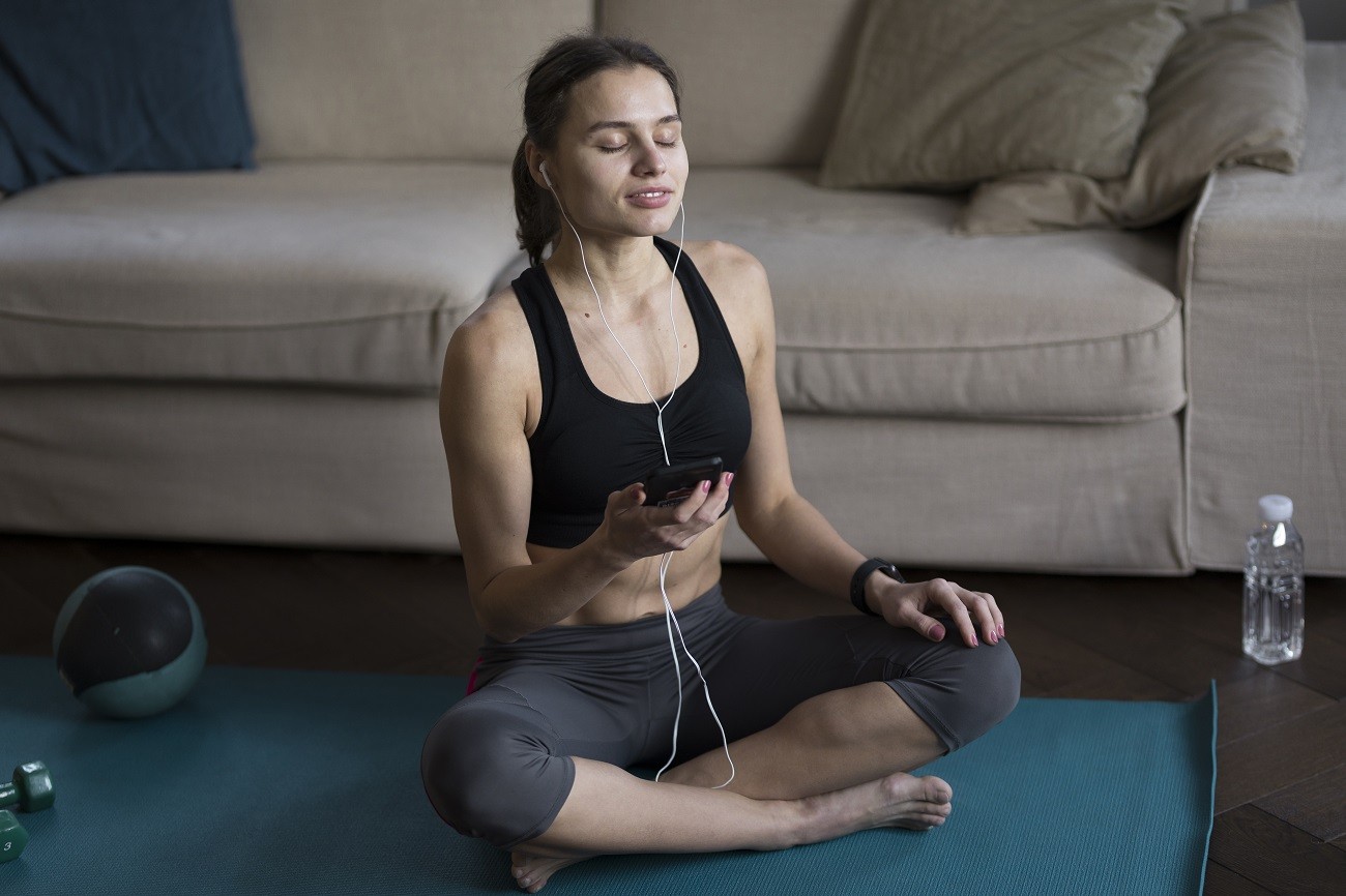 Mulher meditando durante isolamento social pelo coronavírus