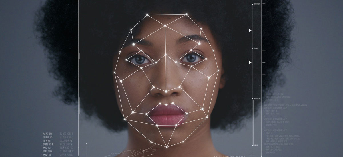 mulher com um série de pontos no rosto interligados por linha demarcam as referencias para realização da harmonização facial