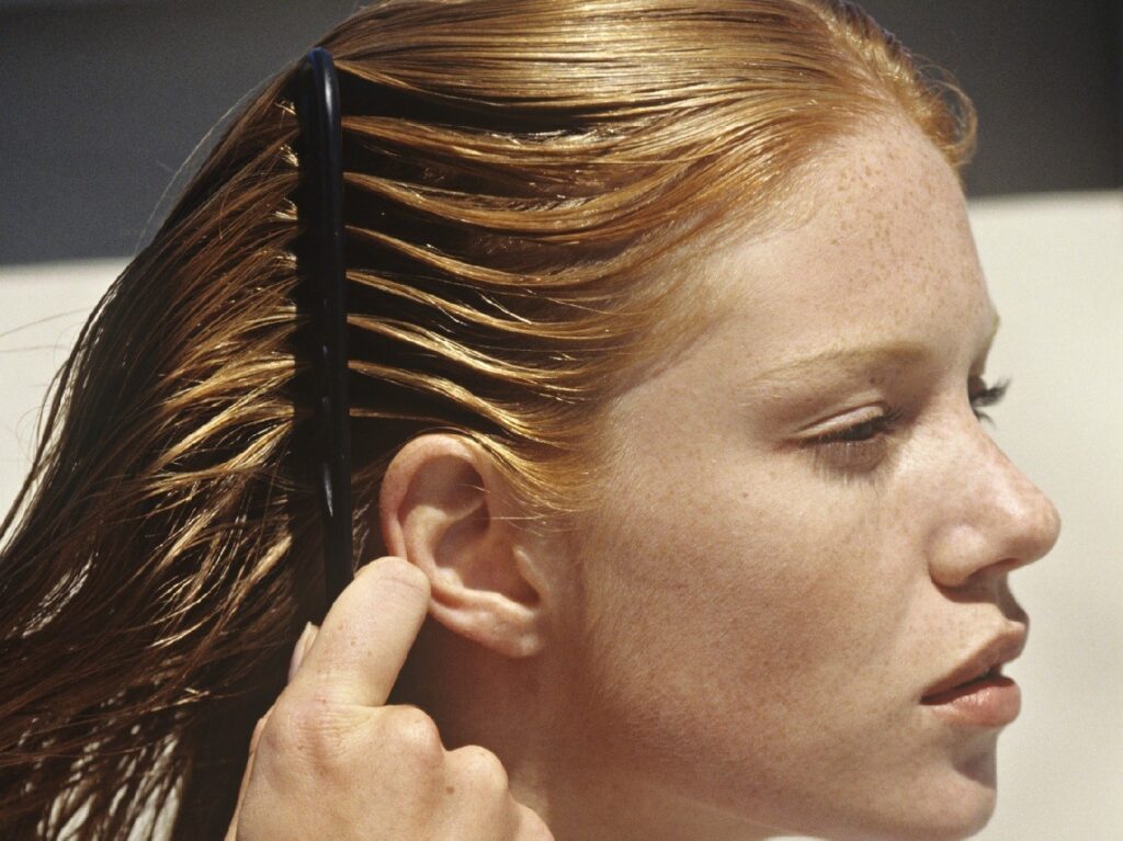 Maiores deslizes de beleza: mulher penteando de cabelo molhado