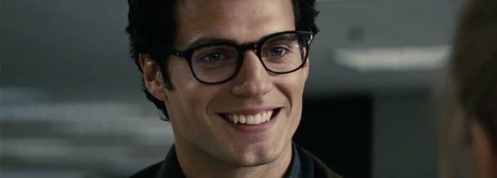 homem de óculos com covinha no queixo sorri