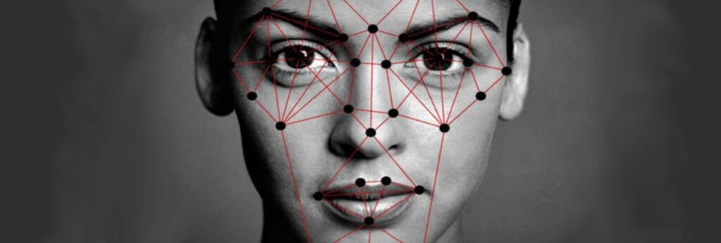 foto preto em branco de rosto de mulher com pontos marcando as principais áreas do rosto ajuda a entender o que é harmonização facial