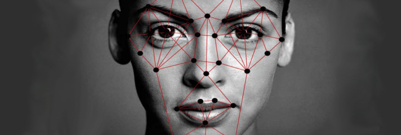 foto preto em branco de rosto de mulher com pontos marcando as principais áreas do rosto ajuda a entender o que é harmonização facial